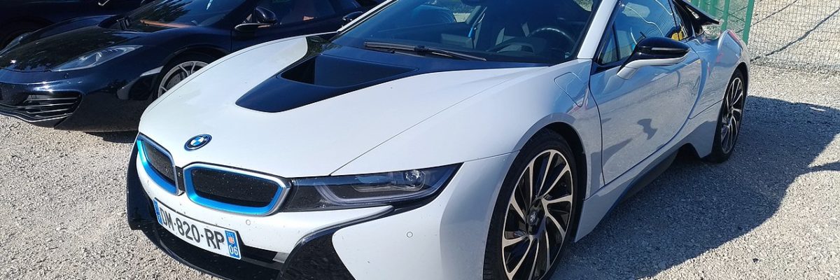 新時代のプラグインハイブリッドスーパーカーBMW i8、今までとは違ったフィーリングのスーパーカー