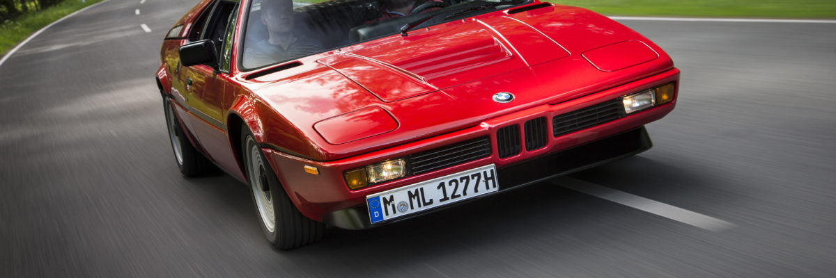 BMW最初のミッドシップ・スーパーカー「M1」。数奇な運命に翻弄された名車の素顔とは？